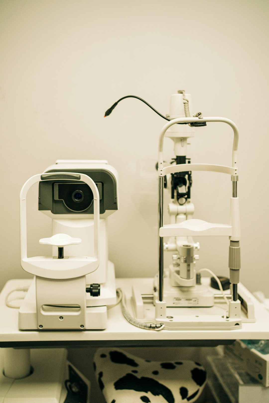 a-microscope-sitting-on-top-of-a-white-table-d74jlvxv6yo